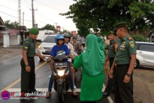 Ditengah Hujan Yang Menguyur Koramil 07/Pekalongan Bagikan Takjil