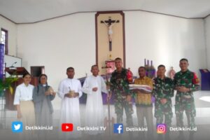 Menyambut Natal, Satgas Pamtas Yonkav 6/Naga Karimata Memberikan Salib Prosesi dan Alat Suci Untuk Paroki Eban
