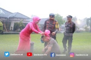 Suasana Hujan Polres Lamtim Laksanakan Upacara Kenaikan Pangkat
