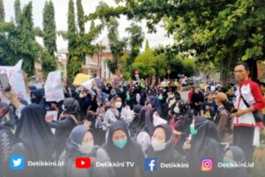 Ratusan Tenaga Honor Menggelar Aksi Damai di Depan Kantor Bupati OKU