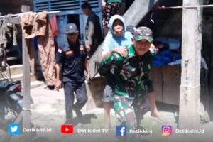 TNI-POLRI Evakuasi Lansia Untuk Dibawa ke Dinas Sosial