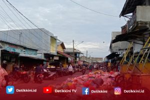 Pasar Baru Kota Agung Diwarnai Sampah Berserakan dan Bau Tak Sedap
