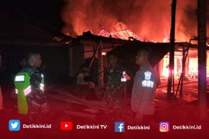 Polisi Bantu Padamkan Kebakaran di Lamtim