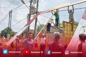 Meyambut HUT RI ke-79 Warga Desa Sukaraja Bangunkan Gapura Bambu di Dusun I