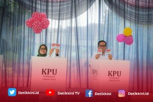 Ela Siti Nuryamah Bersama Suami Memilih di TPS 01 Sidorejo Lamtim