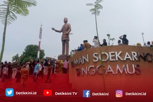 Pj. Bupati Tanggamus Meresmikan Pembangunan Taman Soekarno Kota Agung