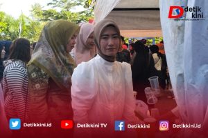 Widia Ningsih Bagikan Takjil Gratis Kepada Warga