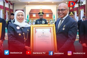 Ketua Umum PWI Pusat Akhmad Munir Terima Lencana Kehormatan “Jer Basuki Mawa Beya” dari Gubernur Jatim