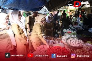Turun ke Pasar, Bupati Ela Pantau Harga Sembako Jelang Idul Fitri