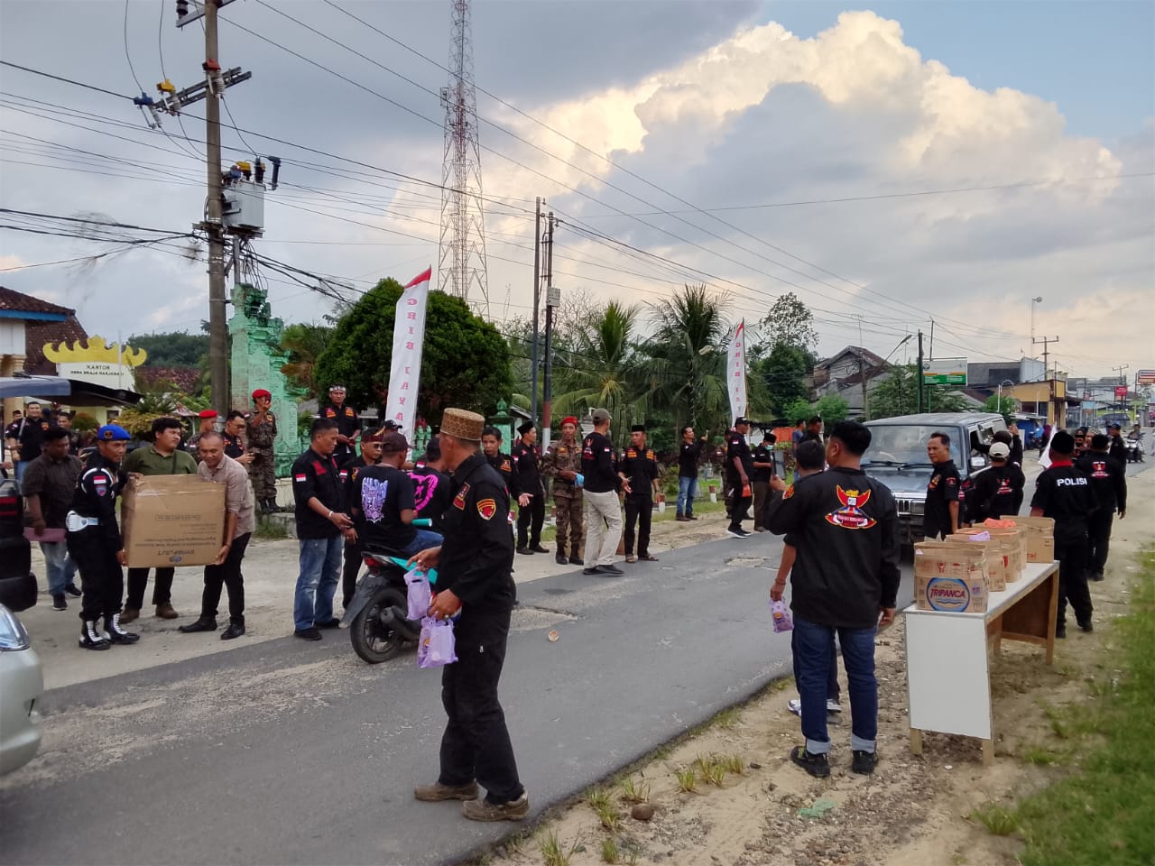 PAC 24 Kecamatan Grib Jaya Membagikan Takjil