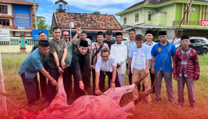 Sapi Kurban Bantuan Pemkab Lampung Timur Jadi Perekat Solidaritas Wartawan dan LSM